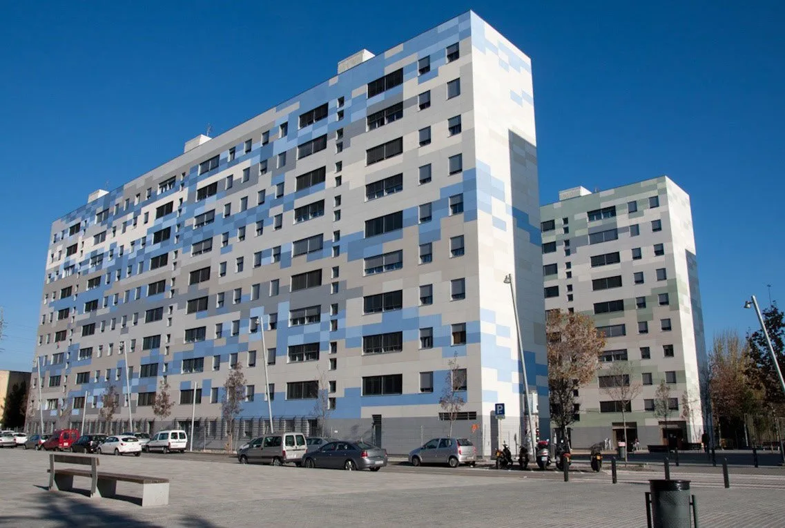 Fachada con sistema SATE: Rendimiento térmico y estético en armonía. Transforma tu edificio con nuestra solución integral que garantiza eficiencia y una estética moderna.