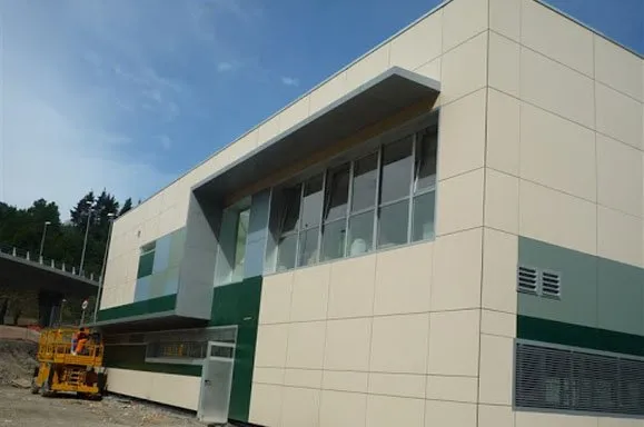 Fachada con sistema ventilado: Eficiencia y estilo arquitectónico. Moderniza tu edificio con nuestra solución que optimiza la ventilación y mejora la eficiencia energética.