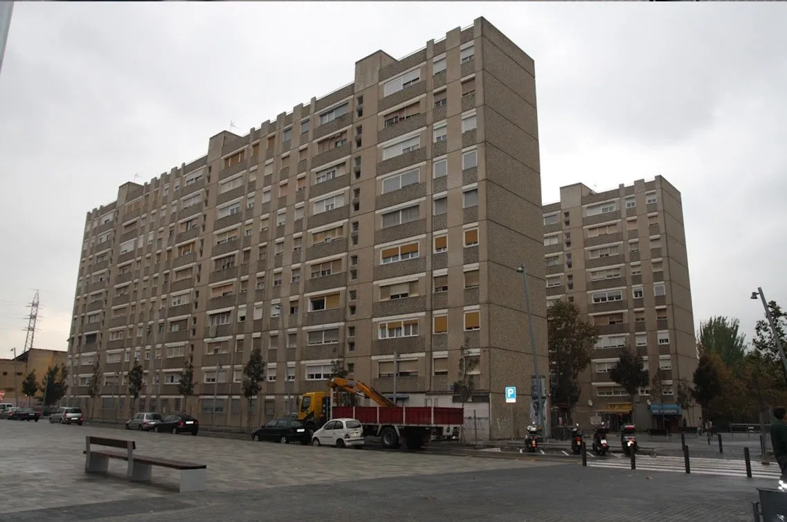 Fachada sin sistema SATE: Estilo y protección renovados. Confía en nosotros para modernizar tu edificio sin comprometer la eficiencia y la estética.