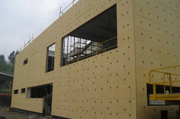 Fachada sin sistema ventilado: Modernidad y eficiencia estética. Transforma tu edificio con nuestra solución que combina estilo y rendimiento sin comprometer la ventilación.